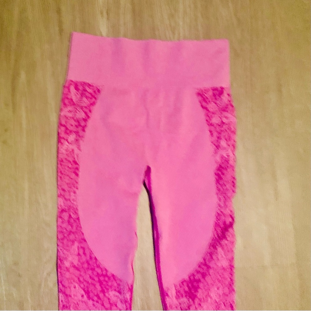 NWOT Maxxim Pink Butterfly Leggibgs